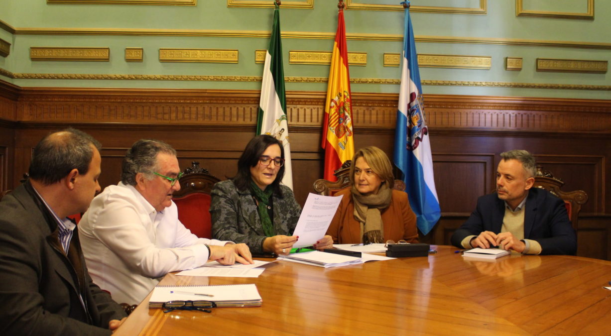 Ayuntamiento de Motril junto con la delegada territorial de Agricultura, Ganadería, Pesca y Desarrollo Sostenible en la provincia de Granada, María José Martín